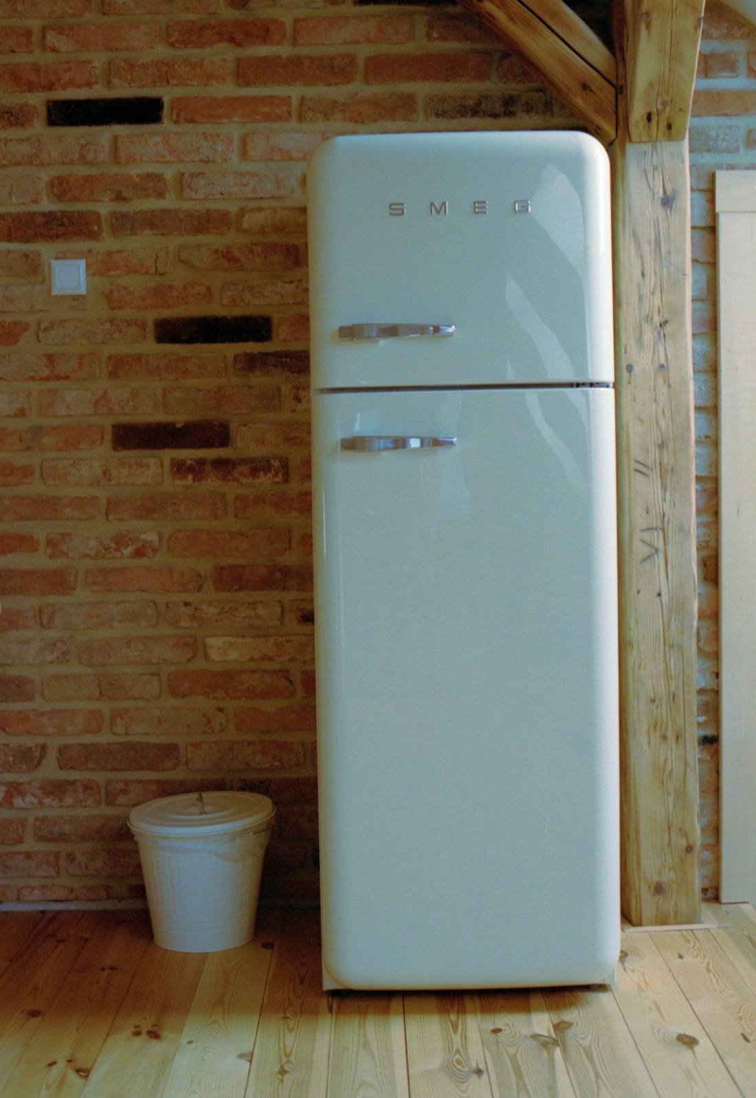 Freezer vertical en una cocina