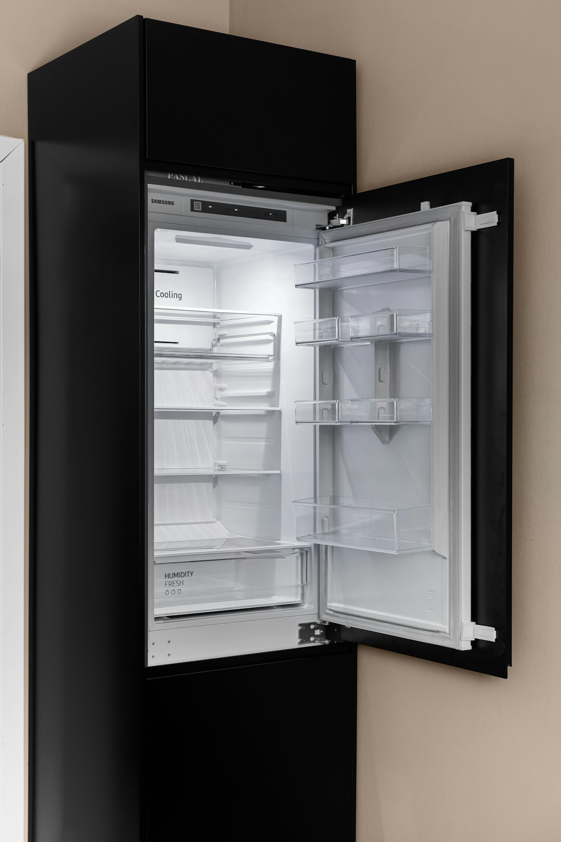 Heladera con la puerta abierta en una cocina